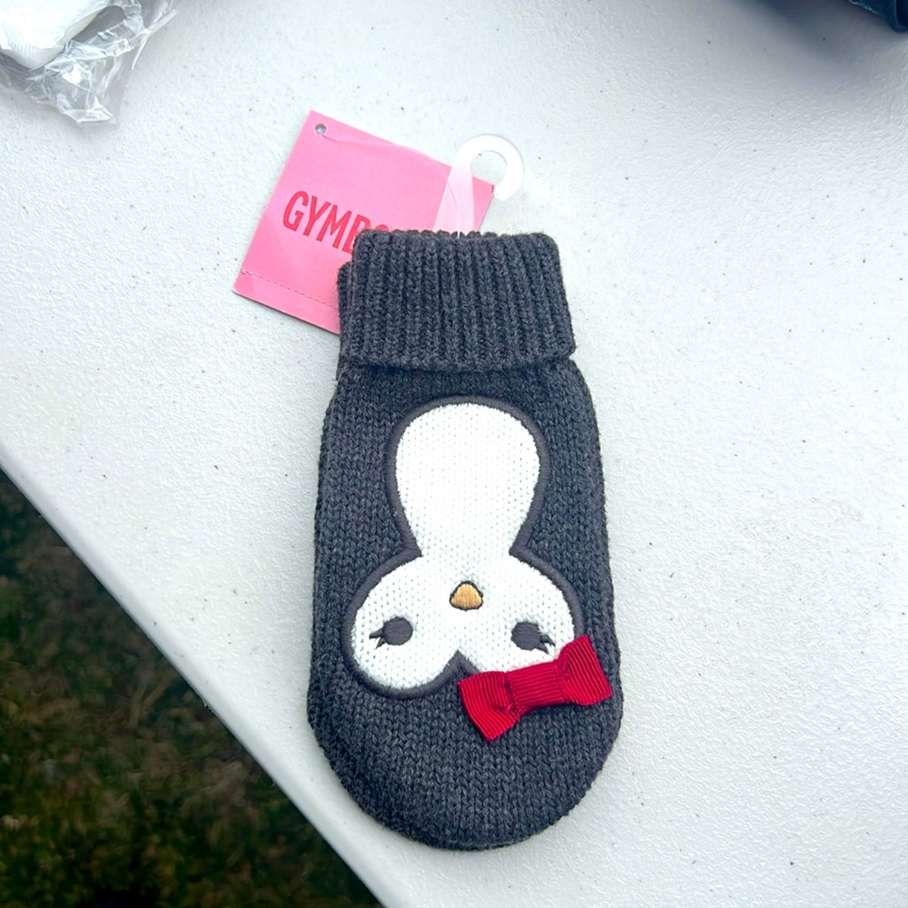 New with tags never worn. Mittens size 2T-3T